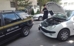 اکیپ امداد خودرو ارومیه در حال تعمیر خودرو 206 در ارومیه