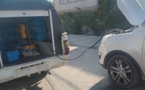 ماشین امداد خودرو ارومیه در حال ارائه خدمات باطری سازی سیار در ارومیه